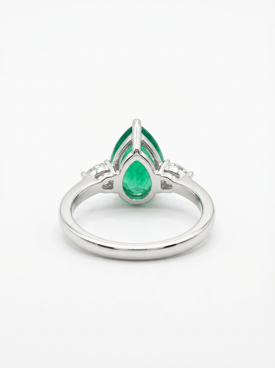 Emerald pear shapped ring